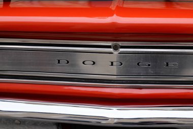 Bordeaux, Aquitaine France - 106 2022: Dodge marka arka vintage logo ve antika eski model kırmızı krom üzerinde metin işareti