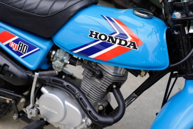 Bordeaux, Aquitaine France - 106 2022: honda cy80 antika koleksiyoncu logosu ve motor yakıtı antika antika tank üzerinde metin işareti 