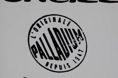 Bordeaux, Aquitaine France - 106 2022: Palladium orijinal tabela dükkanı ve ayakkabı mağazasının marka logosu snickers moda