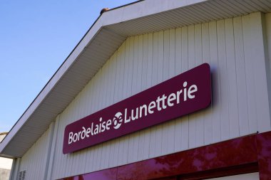 Bordeaux, Aquitaine France - 106 2022: Bordelaise de lunetterie mağazasının logosu.