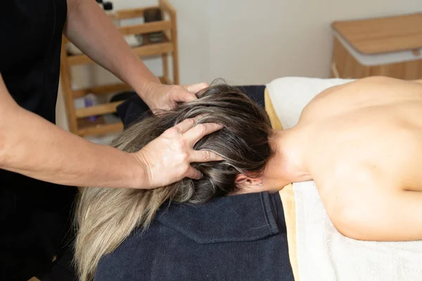 Vacker Flicka Hårbotten Massage Huvud Spa Skönhetsklinik — Stockfoto