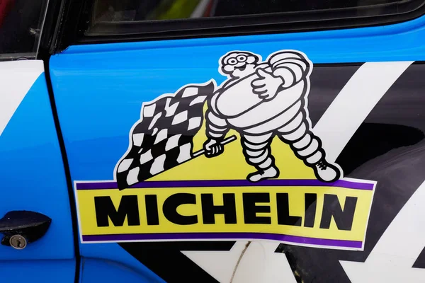 ボルドー アキテーヌフランス 2022 タイヤメーカーのスポーツカーのレースラリーサイド車のミシュランのテキストブランドとロゴのサイン — ストック写真