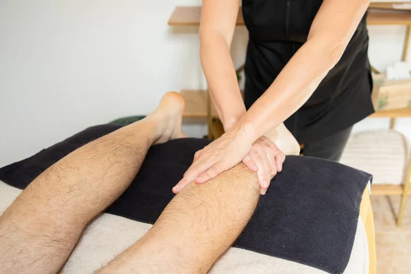 Homem Pernas Esportes Massagem Terapia Por Mulher Massagista Especialista — Fotografia de Stock