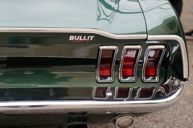 Bordeaux, Aquitaine France - 106 2022: Ford Mustang Bullit yarış kaslı araba logosu ve Amerikan otomobili imzası.