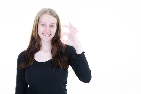 Piękna Młoda Kobieta Stoi Robi Znak Palcami Doskonałym Symbolem Białym — Zdjęcie stockowe