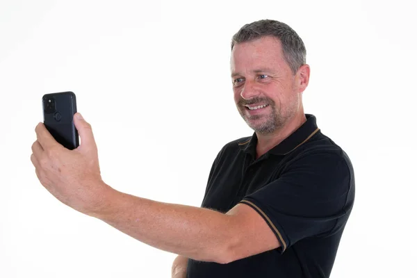 Pohledný Muž Fotoaparát Mobilní Telefon Obrázek Selfie Smartphone Bílém Pozadí — Stock fotografie
