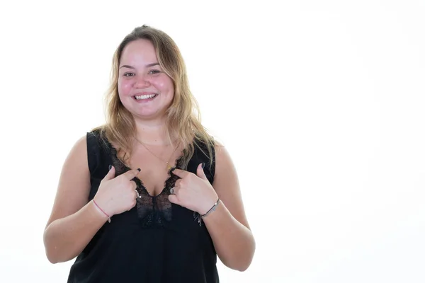 Joven Mujer Rubia Curvilínea Sonriendo Mirando Cámara Aislada Sobre Fondo —  Fotos de Stock