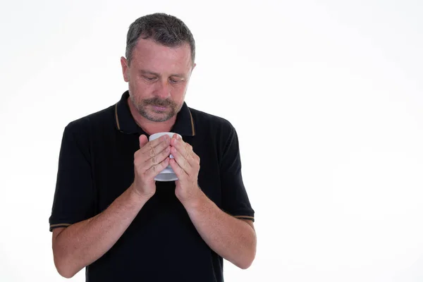 Siyah Gömlekli Soğuk Adam Elinde Kahve Fincanı Çayıyla Sıcak Içecek — Stok fotoğraf