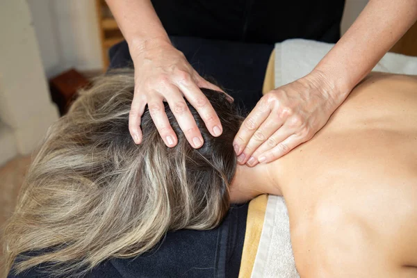 Vrouw Met Massage Hoofd Schedel Nek Genieten Van Aroma Therapie — Stockfoto