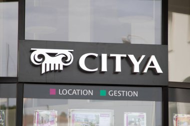 Bordeaux, Aquitaine France - 11 02 2022: citya mobilier tabelasının logosu ve emlak ajansı broker şirketinin marka metin duvarı ön cephesi