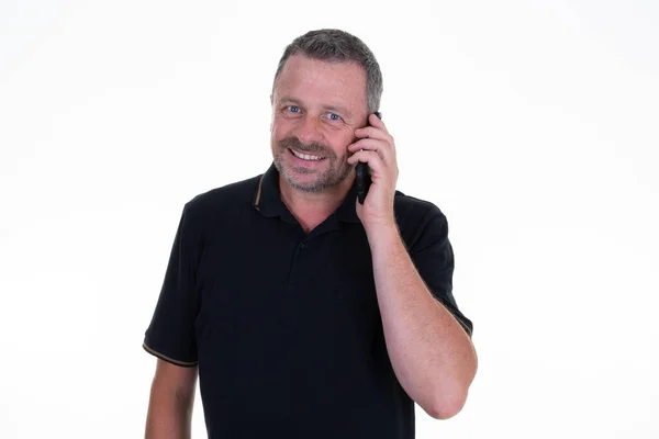 Portret Van Gelukkig Glimlachen Knappe Vijftiger Jaren Man Praten Telefoon — Stockfoto