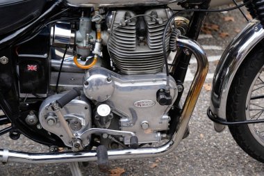 Bordeaux, Aquitaine France - 112 2022: Royal Enfield eski model motosiklet logosu ve Great Indian retro motorsiklet işareti.