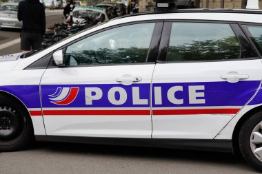 Bordeaux, Aquitaine France - 08 20 2022: Polis arabası. Polis arabasında polis işareti ve sembol logosu var.