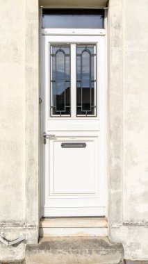 Beyaz kapı ahşap ev girişi şehir binasının ön cephesi restore edildi