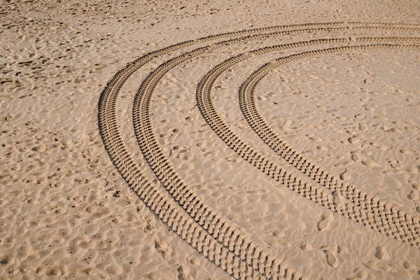 Τροχοί Κομμάτια Τροχού Ελαστικά Στην Ψιλή Άμμο Της Παραλίας Της — Φωτογραφία Αρχείου