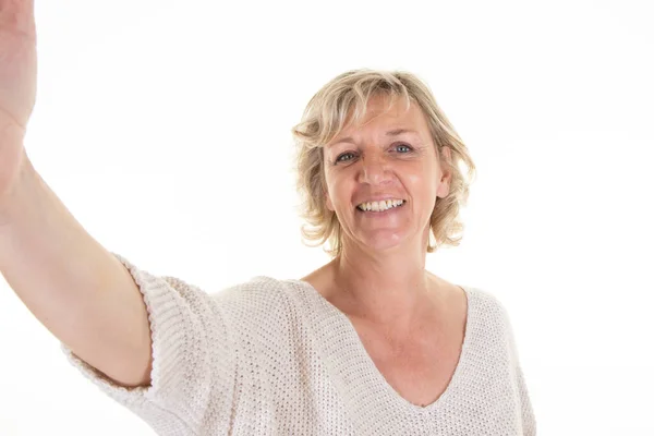 Ηλικιωμένη Γυναίκα Ηλικίας Ετών Κάνει Φωτογραφία Selfie Κυττάρων Κινητό Τηλέφωνο — Φωτογραφία Αρχείου