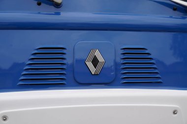 Bordeaux, Aquitaine France - 106 2022: Renault Estafette marka araba logosu ve panelvan üzerindeki yazı tabelası