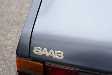 Bordeaux, Aquitaine France - 11 12 2022: Saab otomobil logosu ve arka vintage araç üzerinde metin imzası