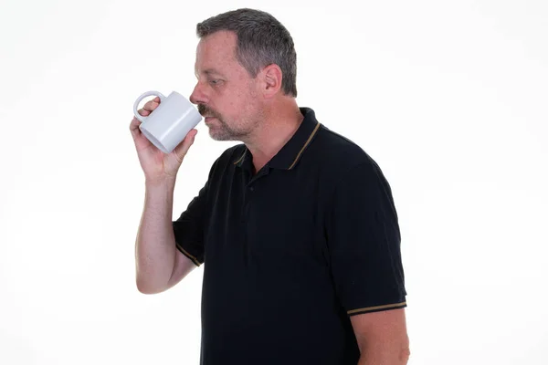Beyaz Arka Planda Boş Bardakla Kahve Içen Bir Adam — Stok fotoğraf
