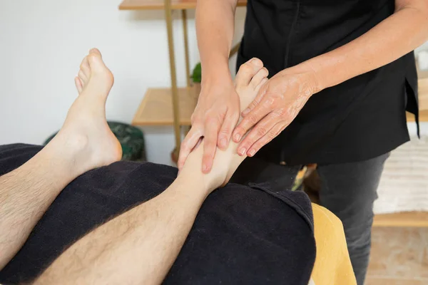 Donna Mani Facendo Polpaccio Massaggio Gambe Uomo Cosmetologia Spa Trattamenti — Foto Stock