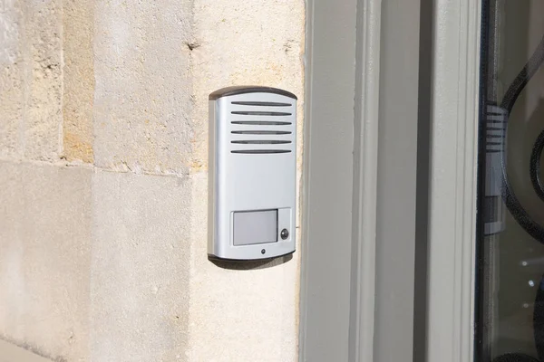 現代的なドアベルファサードドアと現代的な家の入り口のリング監視ビデオ — ストック写真