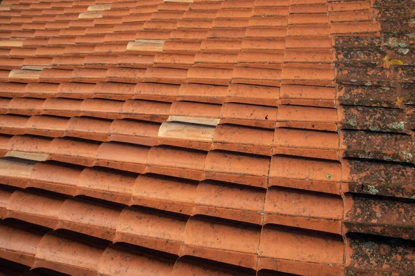 高圧水洗浄タイルの前と後のタイルのクリーンハウス屋根のクリーニングの比較 — ストック写真