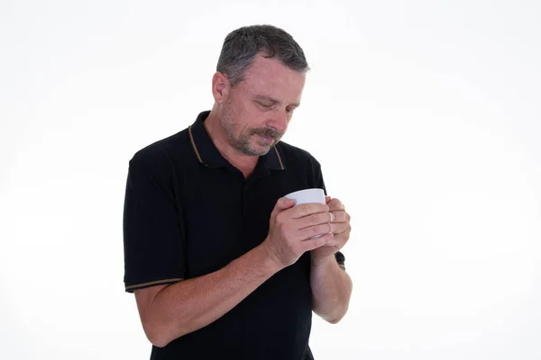 Yakışıklı Sakallı Adam Elinde Bir Fincan Sıcak Içecek Kupası Beyaz — Stok fotoğraf