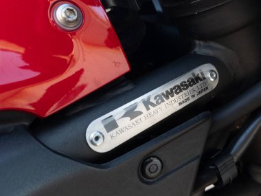 Bordeaux, Aquitaine France - 11 12 2022: Kawasaki japan motosiklet markası logosu ve modern motosiklet tabelası
