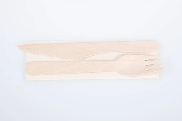 可循环利用的木制叉子和刀 由再生纸和白色背景的木材制成 — 图库照片