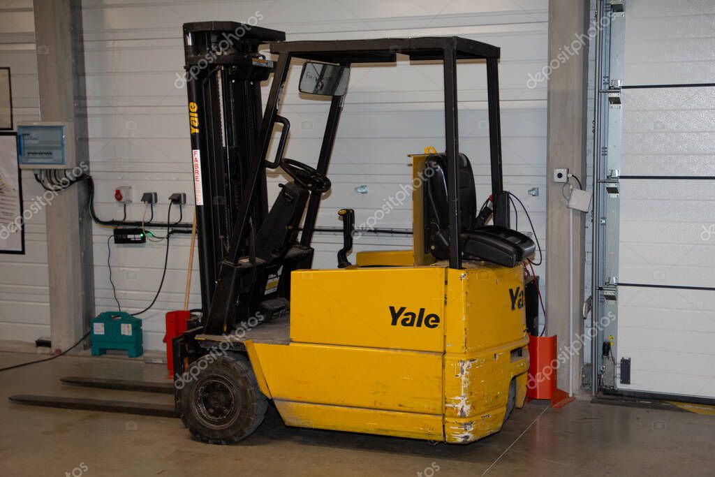 Bordeaux , Aquitaine  France - 11 12 2022 : Yale brand logo and text sign Forklift Trucks and Materials Handling Equipment