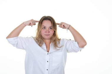 Ayrıca kafatası üzerinde ciddi ve konsantre bakışları olan boyunda güzel bir kadın beyin fırtınası yapıyor ve kafa yorma problemini düşünüyor.