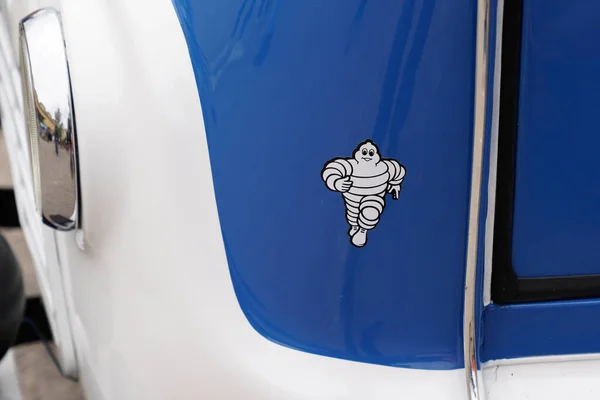 法国阿基坦波尔多 2022 米其林文字品牌和轮胎制造厂车Estafette Van Renault汽车标识 — 图库照片