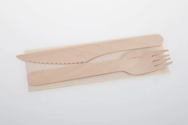 木製食器木製フォークナイフと白を背景にリサイクル可能なリサイクルナプキン — ストック写真