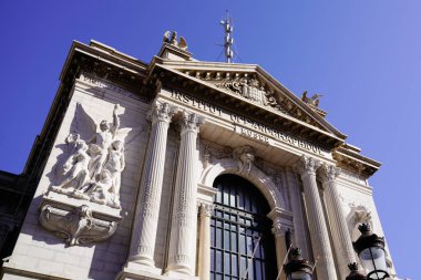 Monte Carlo, Monaco - 11 23 2022: Monte Carlo Monako Müzesi giriş kapısı ön cephe sarayı deniz manzaralı
