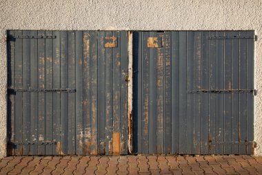 Gri ahşap ev portalı garaj çift kapılı ev cephesi