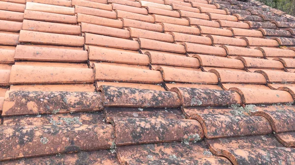 タイルの屋根の上の前と後苔地衣類詳細高圧水のきれいなタイルを洗浄 — ストック写真