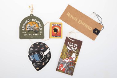 Bordeaux, Aquitaine France - 112 2022: Royal Enfield logosu metin ve marka işaretli aksesuar etiketi ve stok motosiklet parçaları için kibrit kutusu
