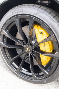 Bordeaux, Aquitaine France - 11 12 2022: Lamborghini işaret logosu ve marka metin şekli siyah ön teker fren İtalyan tasarımı