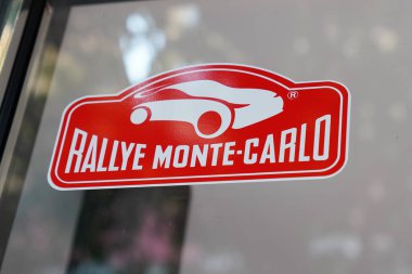 Monte Carlo, Monaco - 11 23 2022: Rallye Monte-Carlo markası logosu ve etiket camlarında yazı.