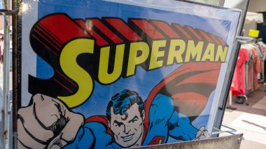 Bordeaux, Aquitaine France - 112 2022: Süpermen Kripton Kriptoniti Gezegeni üzerinde DC çizgi romanları üzerinde kırmızı pelerinli Süper Kahraman Klasik Marvel ile uçuyor