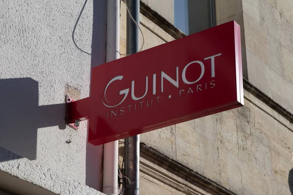 Bordeaux, Aquitaine France - 112 2022: Guinot tabelası metin ve marka logosu dükkan duvarındaki ön cephe güzellik enstitüsü