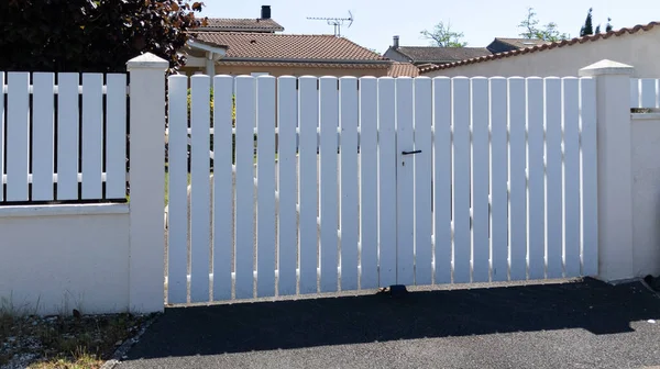 近代的なフェンスの白い門のアルミニウムポータル郊外の家のブレードのデザイン — ストック写真