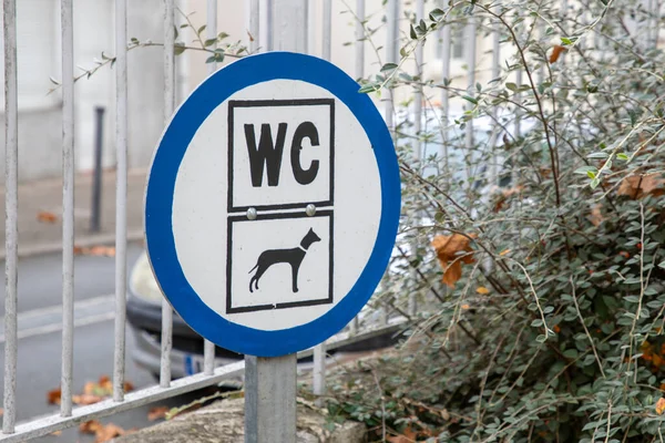 Pies Ulica Tekst Oznacza Toalety Publiczne Toalety Dla Zwierząt Domowych — Zdjęcie stockowe