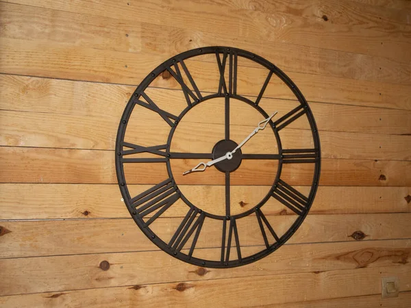 Vintage Preto Aço Velho Grandes Algarismos Romanos Relógio Parede Madeira — Fotografia de Stock