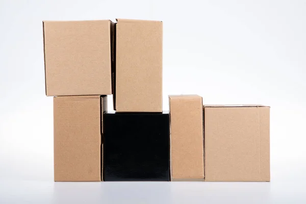 纸板箱运送货物的纸板箱堆满纸板箱包装运输系统概念 — 图库照片