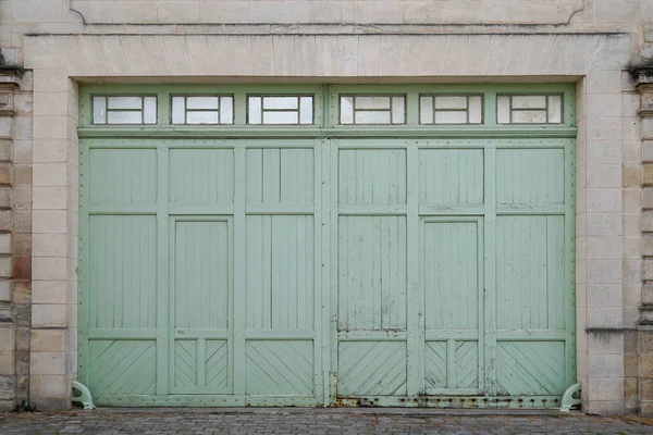 Dvojité Dřevěné Zelené Starověké Garážové Dveře Staré Modré Budovy Vstup — Stock fotografie