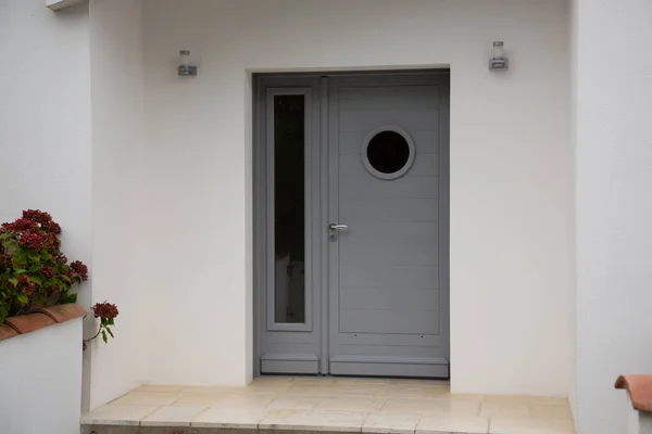 Fachada Moderna Casa Com Porta Entrada Cinza Contemporânea — Fotografia de Stock