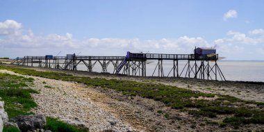 Saint-Palais-sur-Mer Fransa 'da ağlı ahşap balıkçı kulübeleri