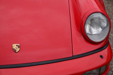 Bordeaux, Aquitaine France - 106 2022: Porsche 911 logosu ve klasik Alman spor arabasının metin imzası