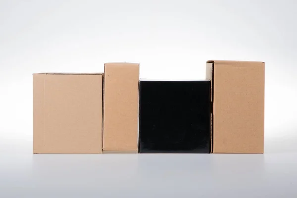 Karton Kutular Yığını Beyaz Zemin Üzerinde Siyah Kahverengi Kutu Farklı — Stok fotoğraf